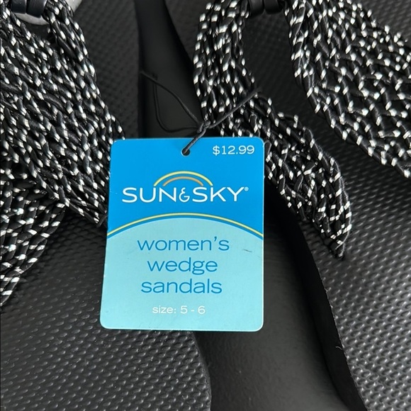 NWT Women's Black and White Flip Flops Sz 5/6 - Picture 2 of 6